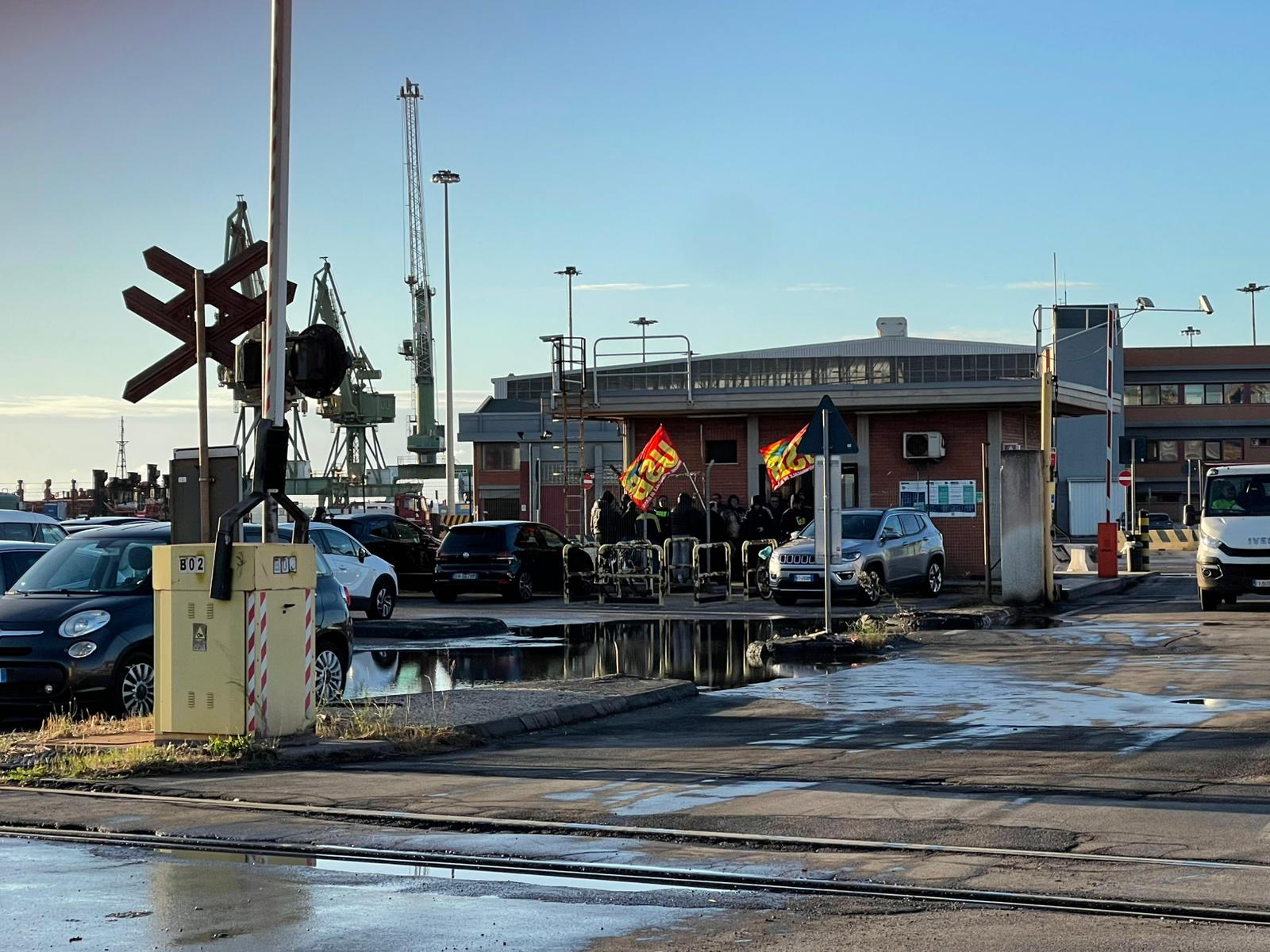 Taranto, ex Ilva: sciopero gruisti, bloccato 34 ore lo scarico della nave con oltre 82mila tonnellate di fossile Indetto da Usb, presidio al varco nord del porto