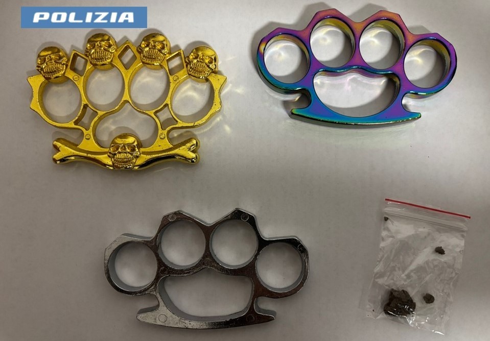 Manduria: con i tirapugni nelle tasche, minorenni fra i denunciati Polizia Manduria: con i tirapugni nelle tasche, minorenni fra i denunciati Polizia