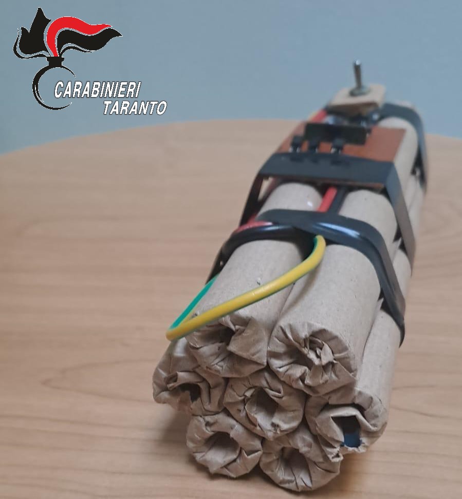 Statte, sette candelotti con componenti elettrici e interruttore a leva: intervento degli artificieri Carabinieri Statte, sette candelotti con componenti elettrici e interruttore a leva: intervento degli artificieri Carabinieri