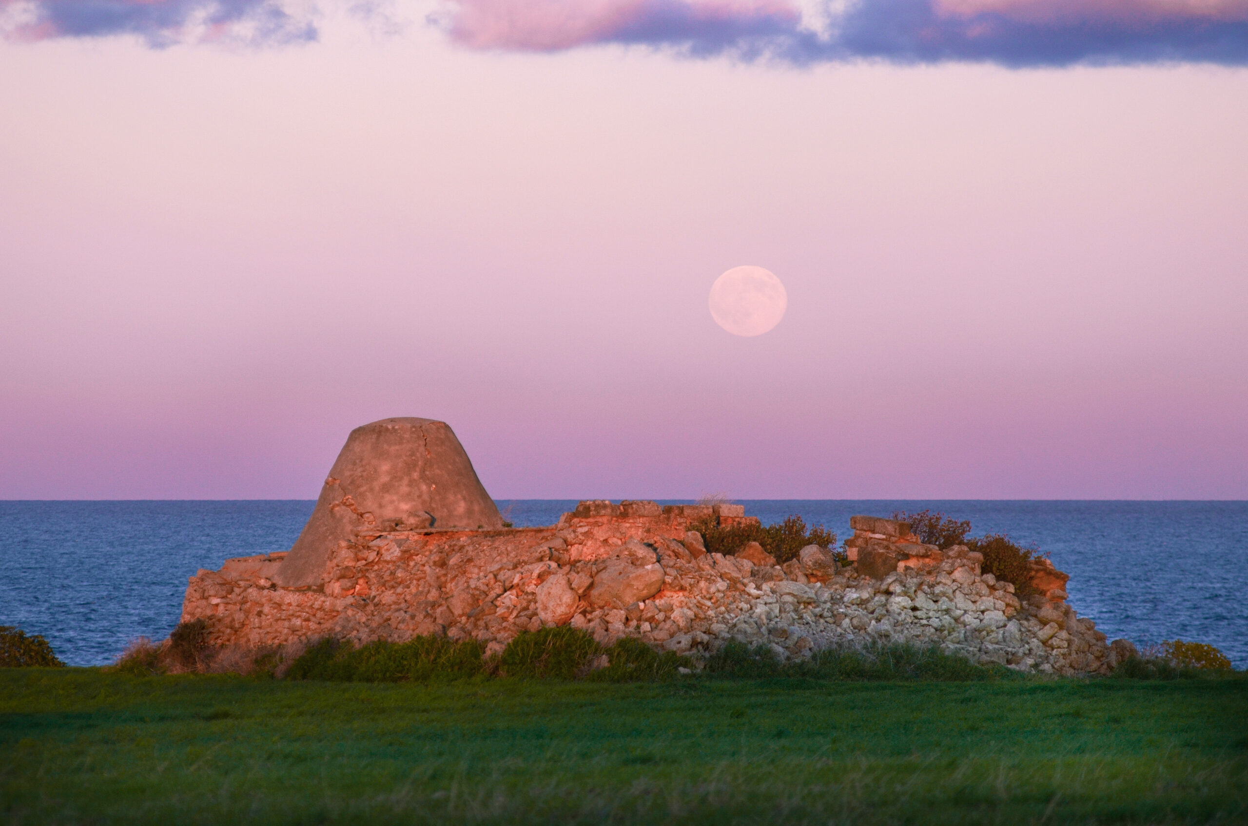 La superluna del castoro incastonata sul parco della costa dei trulli Foto di Giovanni Barnaba La superluna del castoro incastonata sul parco della costa dei trulli Foto di Giovanni Barnaba