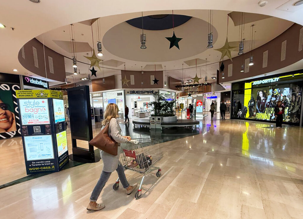 Galleria Centro Commerciale Mongolfiera Taranto (Foto Marco Amatimaggio)