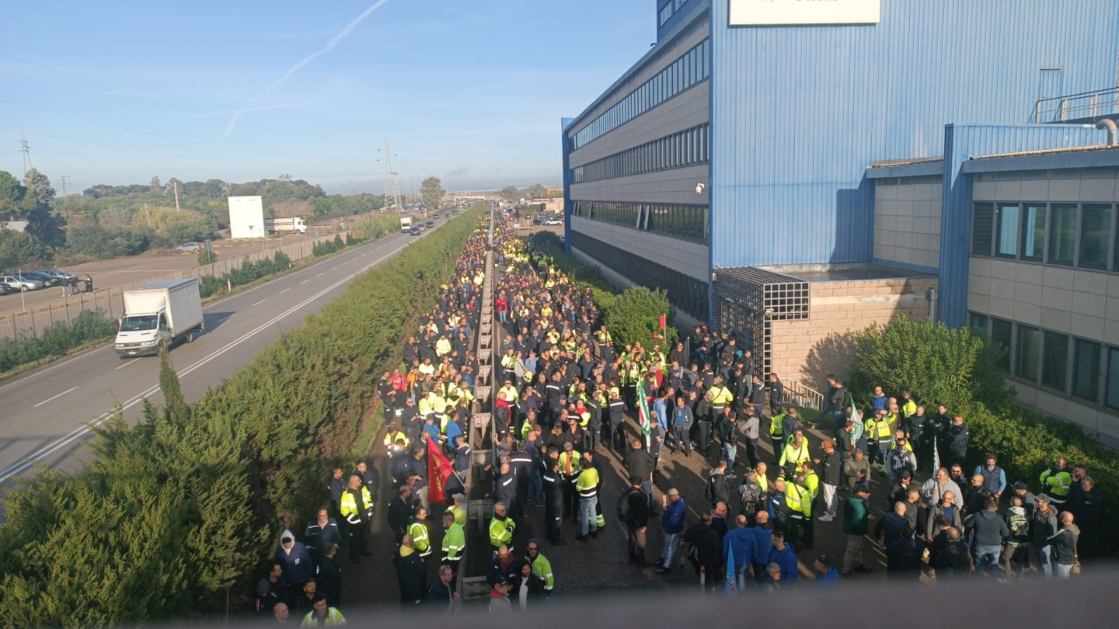 Taranto, ex Ilva: protesta dei lavoratori, statali bloccate Andrà avanti fino a domani mattina. Bitetti scrive a Meloni