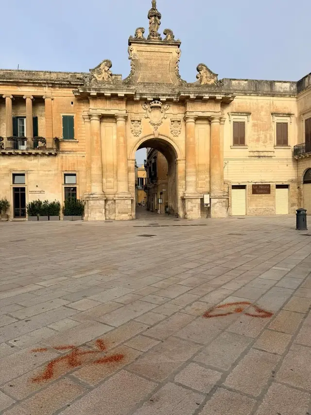 Lecce: una svastica nella piazza di porta San Biagio Area videosorvegliata. La rabbia dell Lecce: una svastica nella piazza di porta San Biagio Area videosorvegliata. La rabbia dell