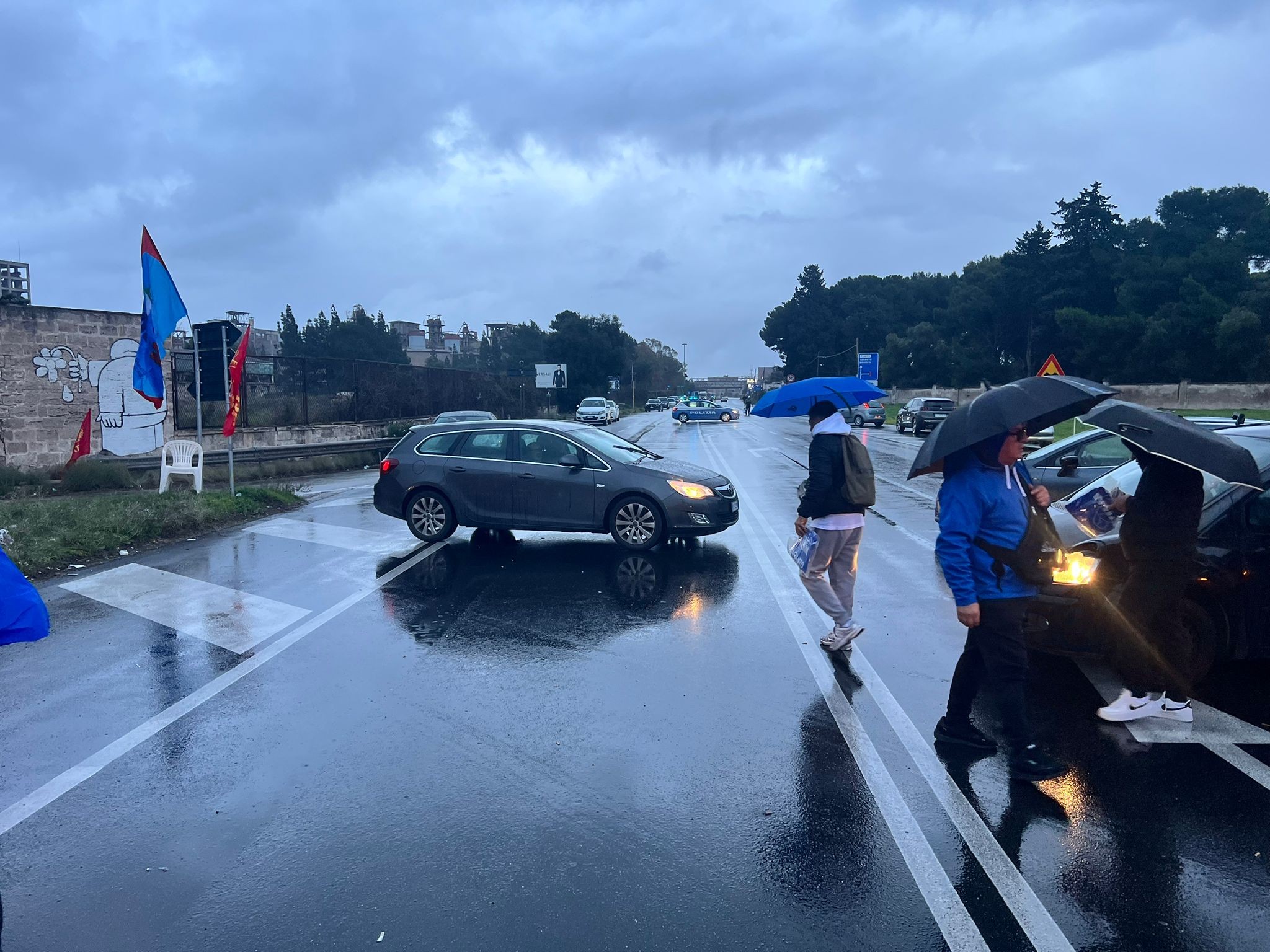 Taranto, ex Ilva: protesta a oltranza, continua il blocco stradale Il maltempo non ferma i lavoratori in presidio