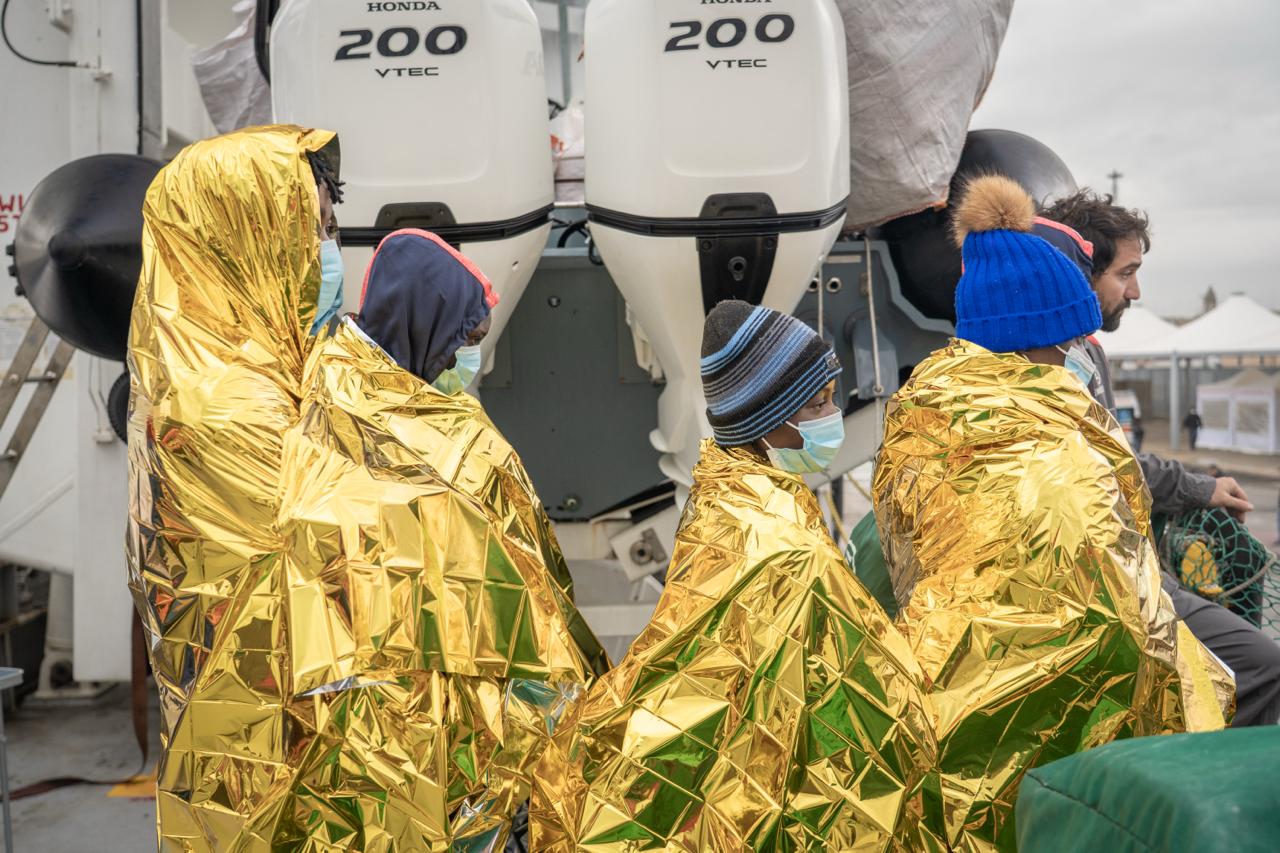 Migranti: sbarcate a Bari oggi 120 persone salvate in mare Emergency Migranti: sbarcate a Bari oggi 120 persone salvate in mare Emergency