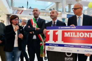 accensione albero all'aeroporto di Bari e festeggiamenti per 11 milioni di passeggeri (8) accensione albero all'aeroporto di Bari e festeggiamenti per 11 milioni di passeggeri (8)