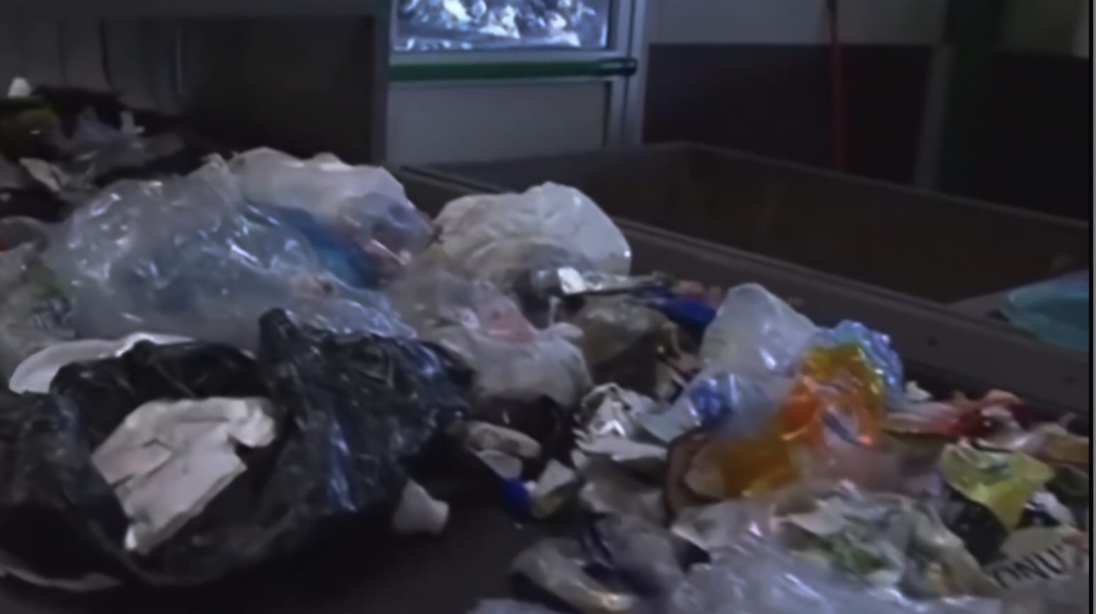 La plastica riciclata costa troppo: azienda di stoccaggio del tarantino non sa più dove metterla e chiede ai sindaci di bloccare la raccolta Emergenza fronteggiata ma solo a breve