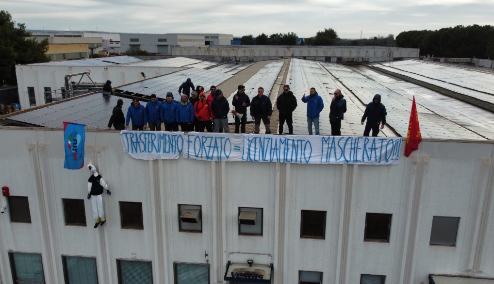 vestas taranto lavoratori sul tetto del capannone protesta presidio da giorni da Noinotizie.it vestas taranto lavoratori sul tetto del capannone protesta presidio da giorni