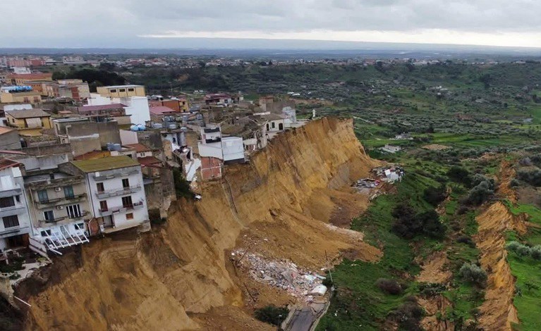 il 945 per cento dei comuni italiani 232 a rischio per frane alluvioni valanghe e o erosione costiera istituto superiore per la protezione e la ricerca ambientale un milione 280mila abitanti160vivono in160aree a pericolosit224 da frana elevata e molto elevata i dati della puglia nel rapporto da Noinotizie.it il 945 per cento dei comuni italiani 232 a rischio per frane alluvioni valanghe e o erosione costiera istituto superiore per la protezione e la ricerca ambientale un milione 280mila abitanti160vivono in160aree a pericolosit224 da frana elevata e molto elevata i dati della puglia nel rapporto