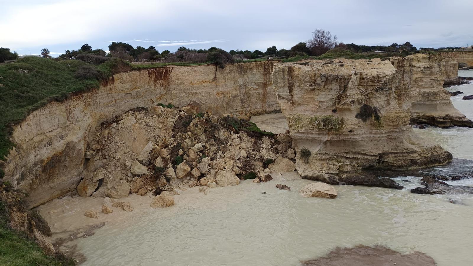 Crollo dell’arco di Sant’Andrea “simbolo del Salento nel mondo”: geologi, “53 per cento delle coste pugliesi a rischio erosione” Oggi sopralluogo