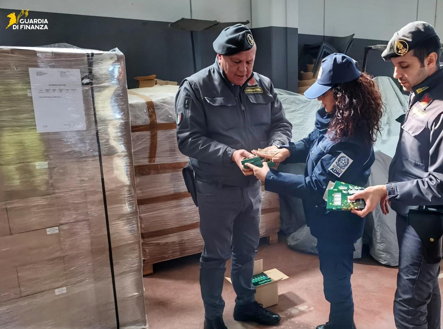 porto di bari sequestrate 156mila candele accusa marchio contraffatto guardia di finanza da Noinotizie.it porto di bari sequestrate 156mila candele accusa marchio contraffatto guardia di finanza
