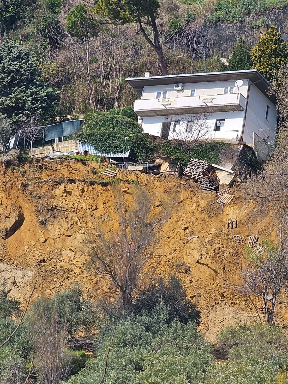 abruzzo la frana di silvi fa paura case sgomberate da Noinotizie.it abruzzo la frana di silvi fa paura case sgomberate