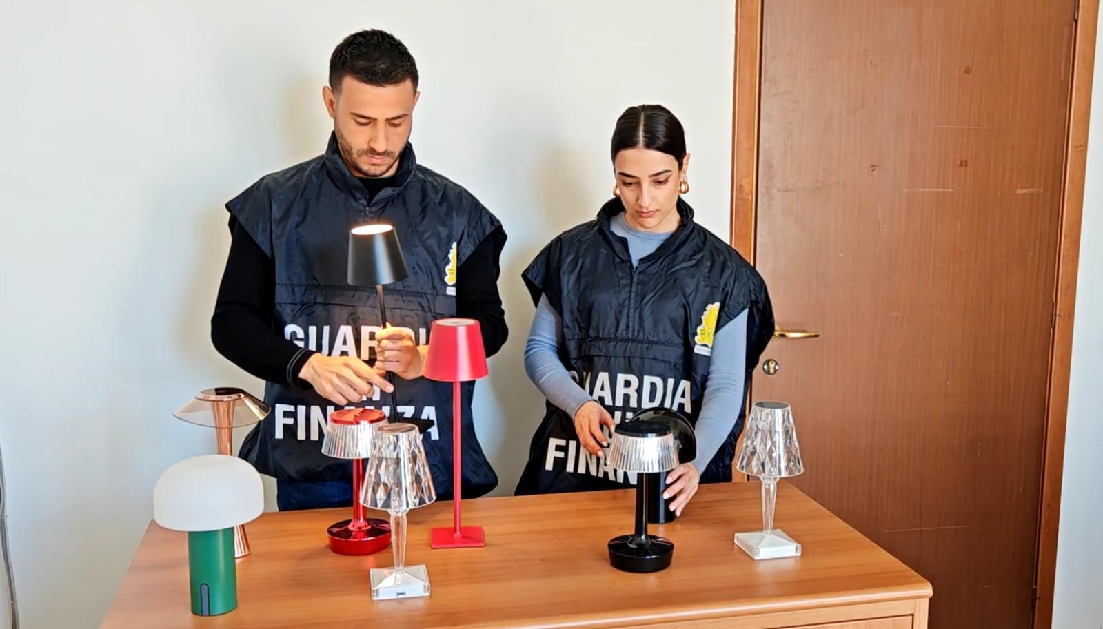 Accusa, contraffazione di lampade e sedute: denunce e sequestri anche in Puglia