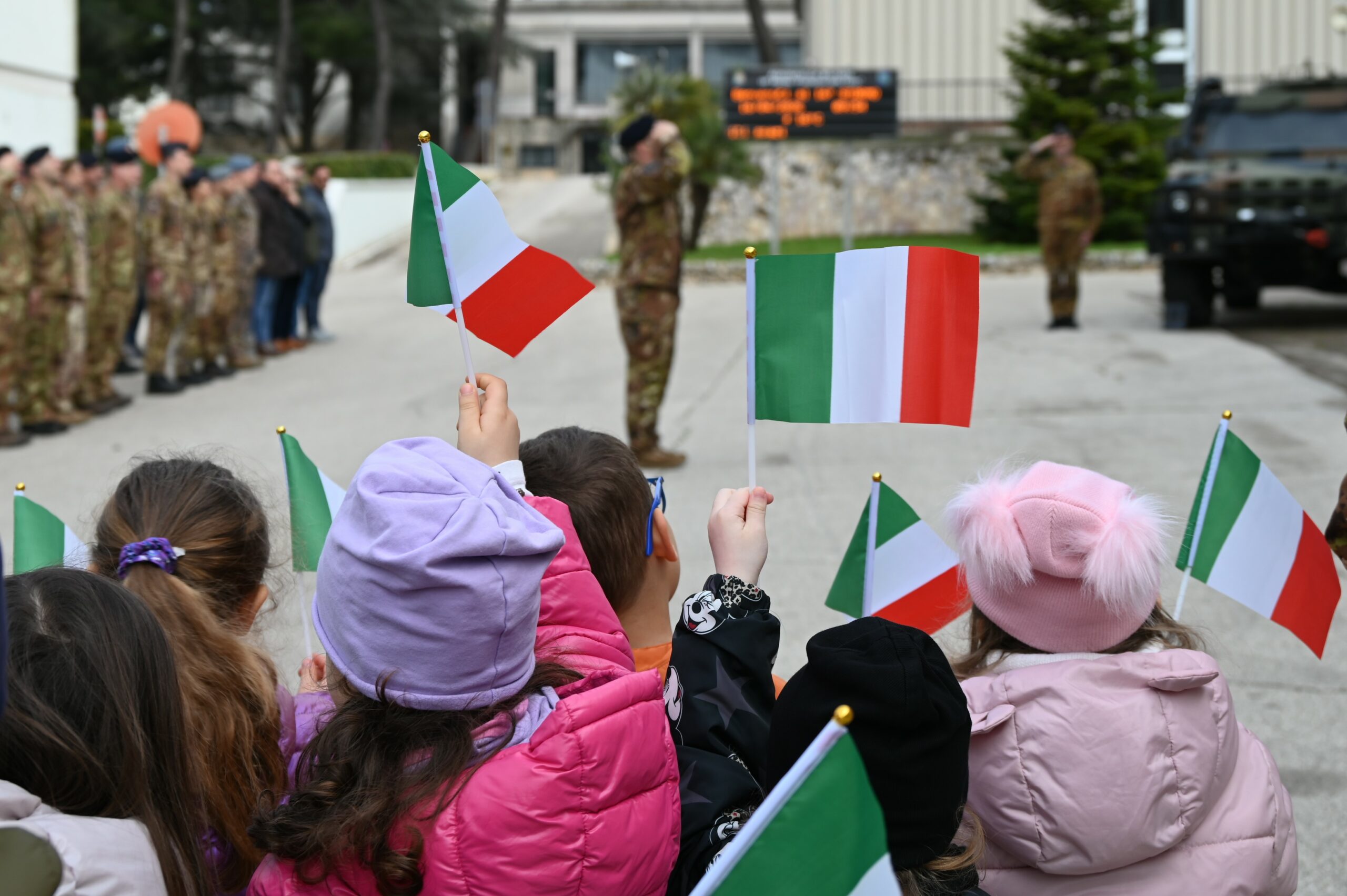 Martina Franca: alzabandiera con i bambini dell’asilo Aeronautica militare