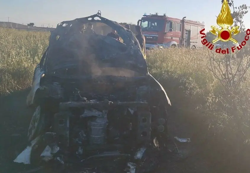 Salento: auto a fuoco sulla provinciale, forse incendiata dopo un tentato assalto a sportello bancomat Intervento dei pompieri