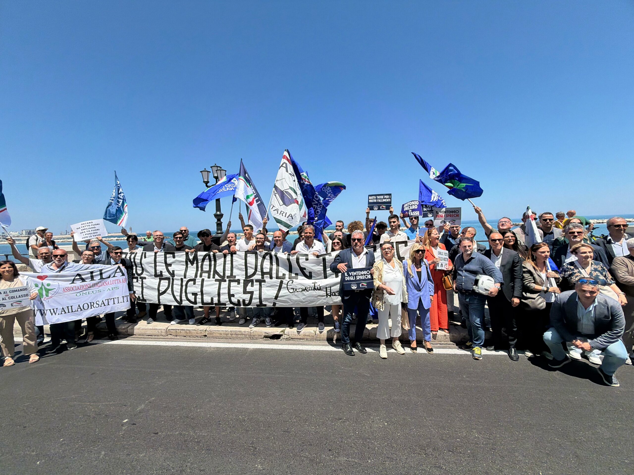 Puglia: il flashmob del centrodestra contro l’aumento dell’adddizionale Irpef Ieri