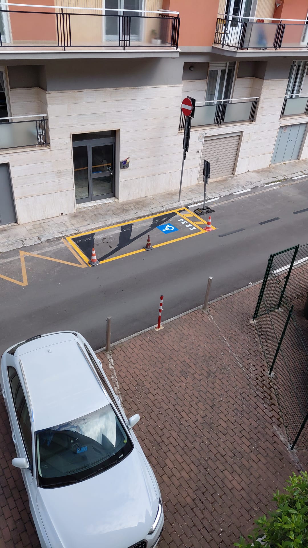 Martina Franca: quasi impossibile usare l’auto con lo spazio di parcheggio realizzato di fronte, nella strada stretta Segnalazione di un cittadino. Lo stallo per il disabile è comunque imprescindibile