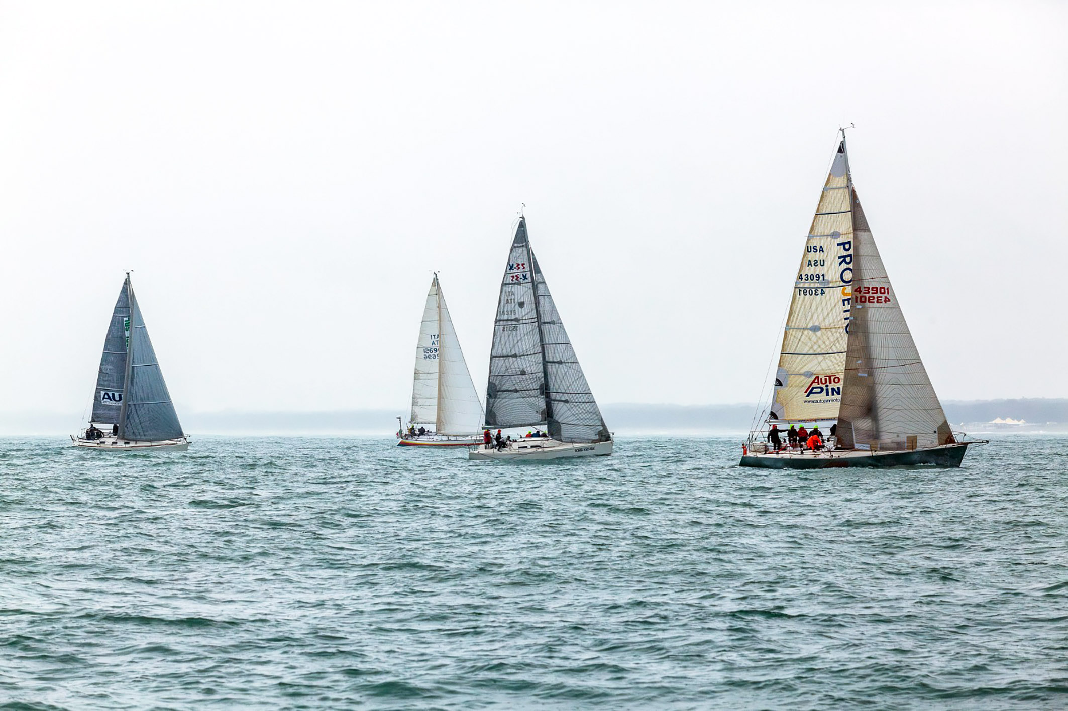A gonfie vele la regata “Jonica 130” Vela