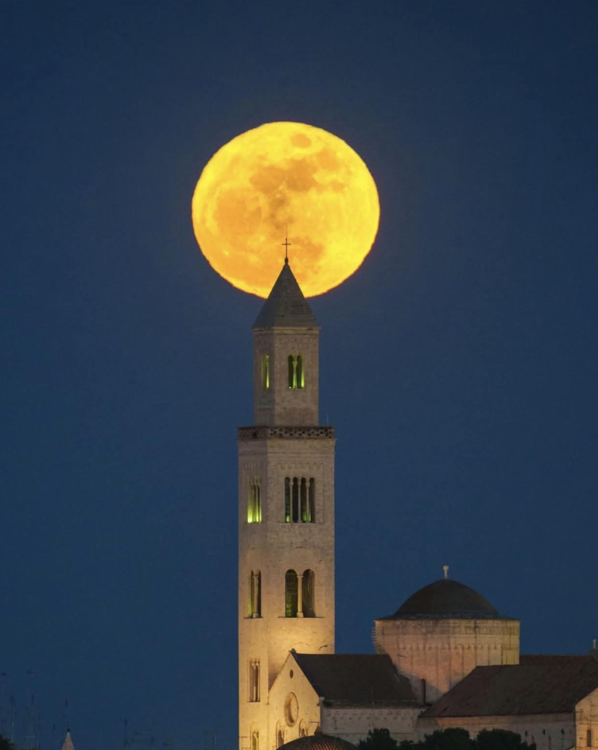 Bari: luna, che sfondo per la cattedrale Ieri