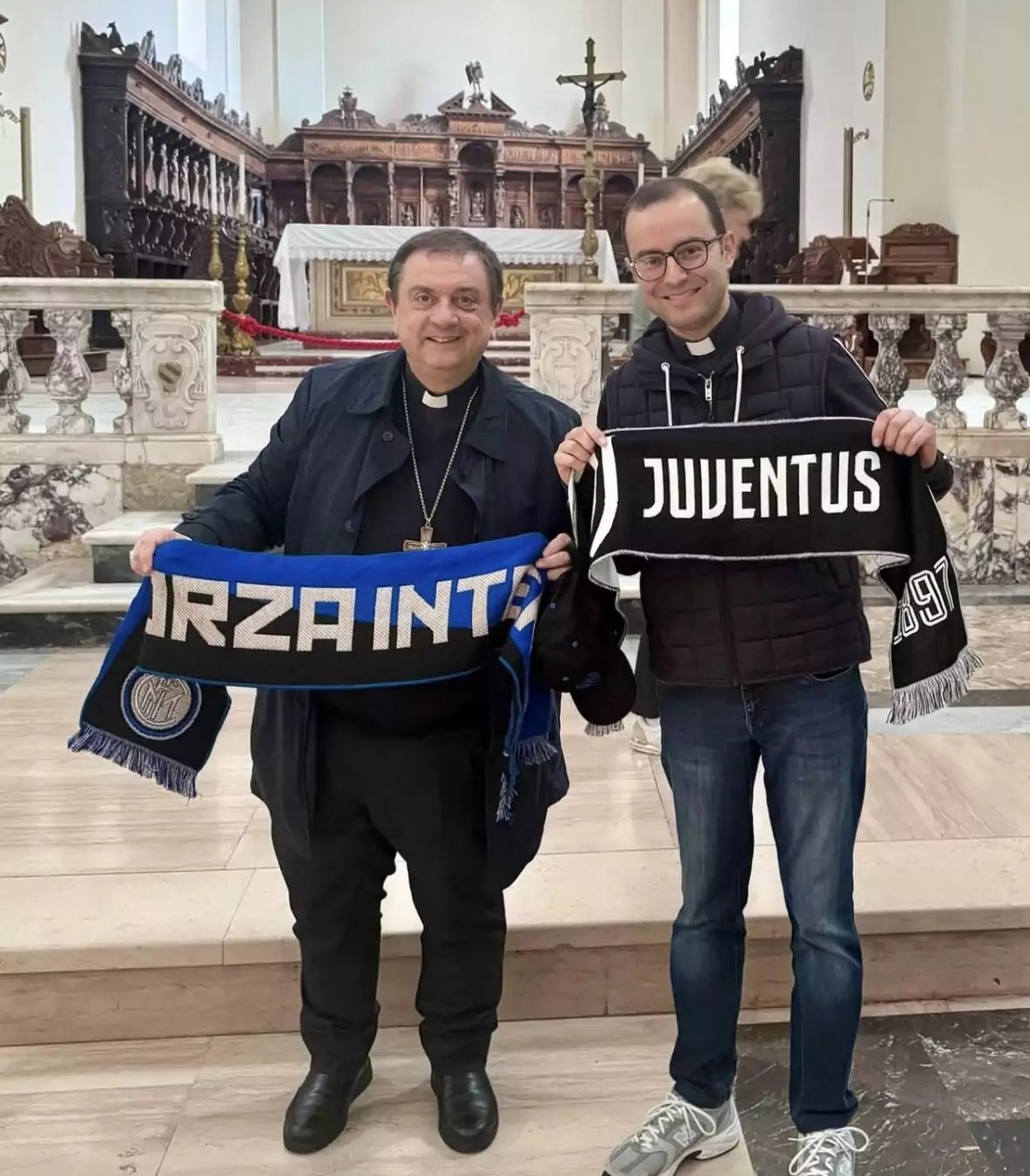 Brindisi, arcivescovo e sacerdote: dopo il confronto calcistico ci vorranno “un cardinale e il papa per confessarci” Tifo senza confini