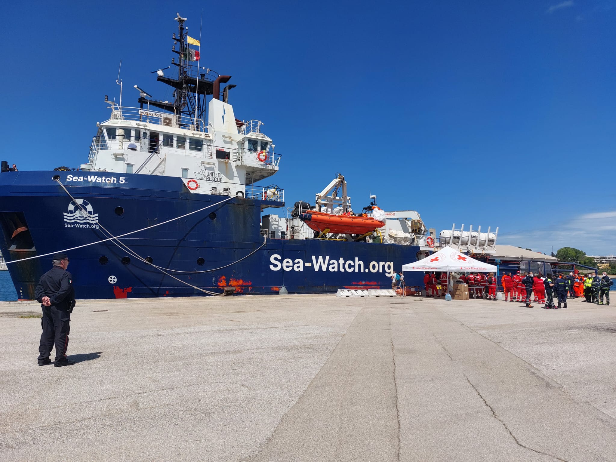 Brindisi: lo sbarco di 166 migranti, assistiti dalla protezione civile pugliese Ieri
