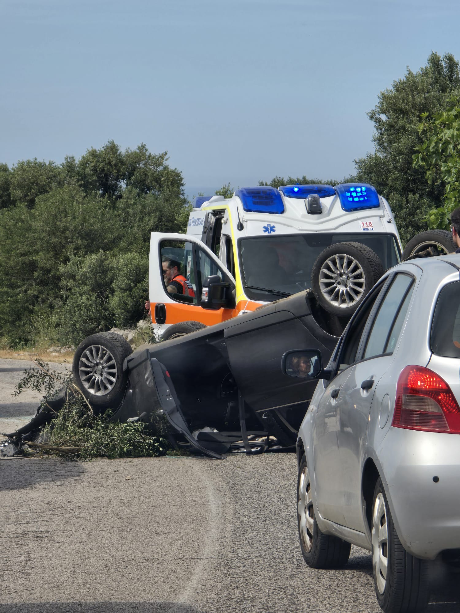 Cisternino-Fasano: auto ribaltata sulla strada provinciale, padre e figlia all’ospedale Ieri