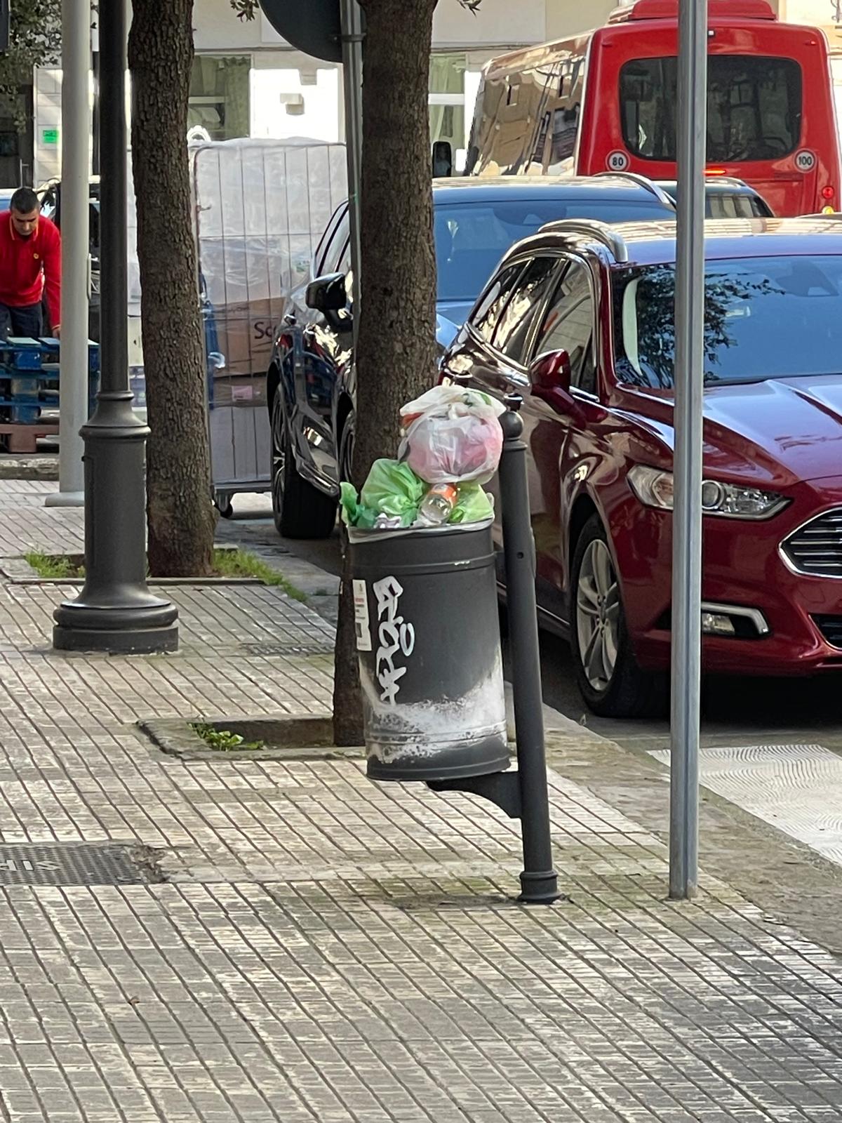 Martina Franca: nel cestino portarifiuti in strada “buste rivenienti da utenze domestiche” Segnalazione di un cittadino