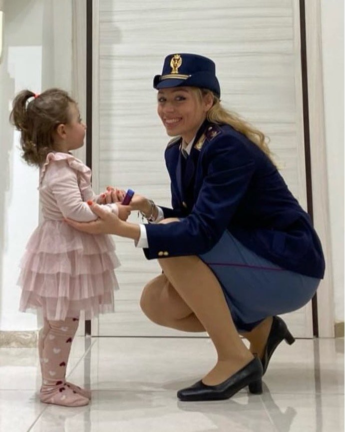 Brindisi: la bambina e la poliziotta Foto