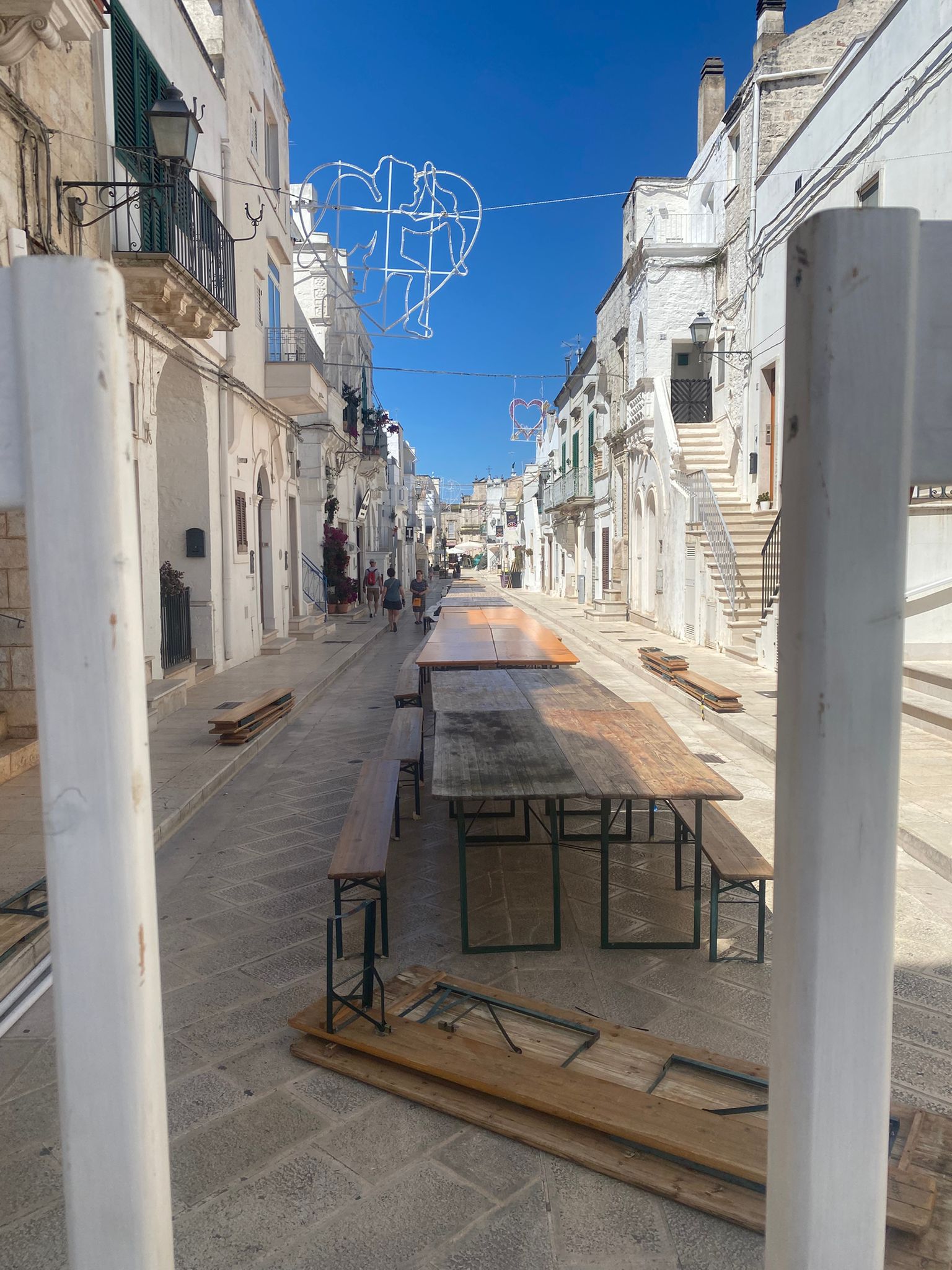 Cisternino: weekend romantico, anche una tavolata lunghissima nel viale Da oggi a domenica