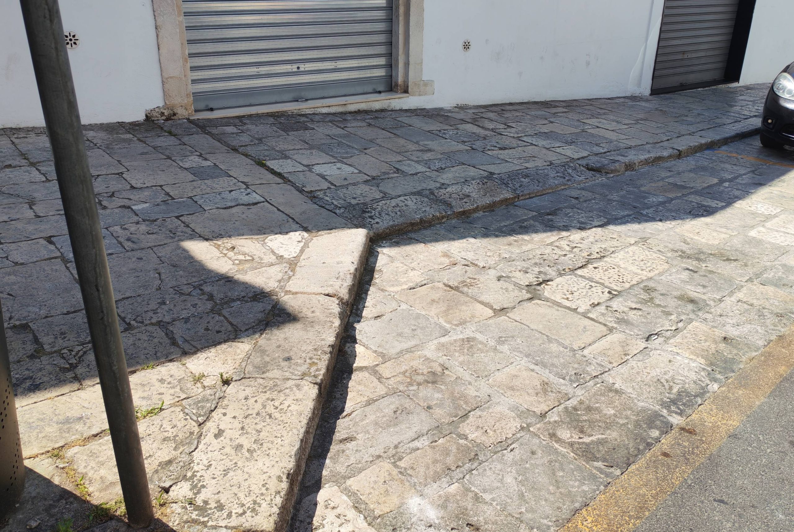 Martina Franca: non ha più il passo carrabile, paga ancora e c’è anche il parcheggio a pagamento "Il Comune quante volte incassa?"