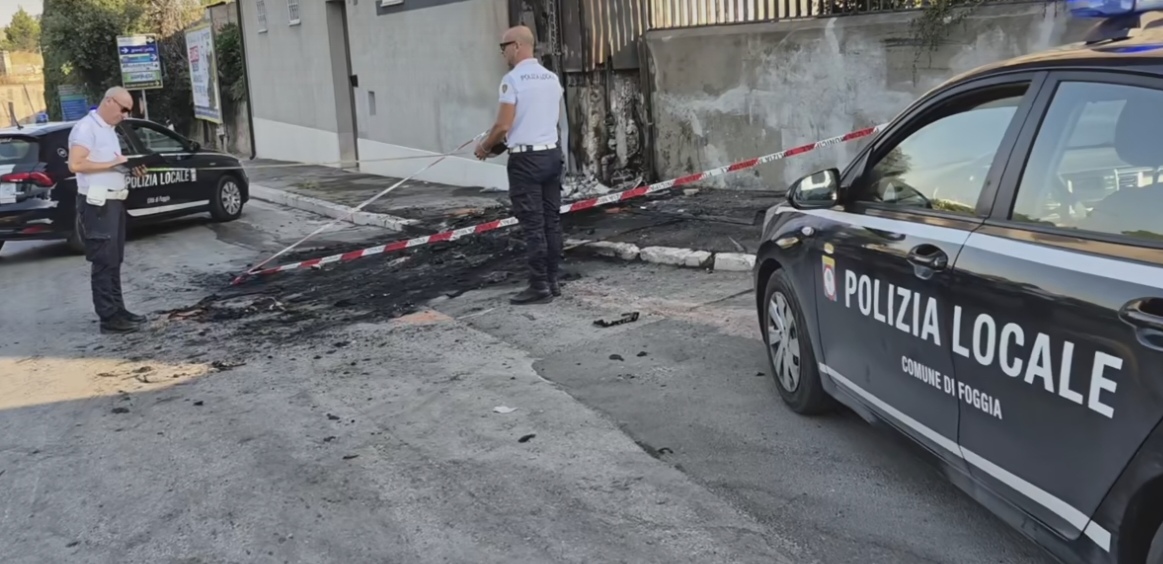 foggia incidenti a fuoco auto finita contro un muro scontro fra due veicoli urtate altre vetture ferme tre feriti nella notte da Noinotizie.it foggia incidenti a fuoco auto finita contro un muro scontro fra due veicoli urtate altre vetture ferme tre feriti nella notte