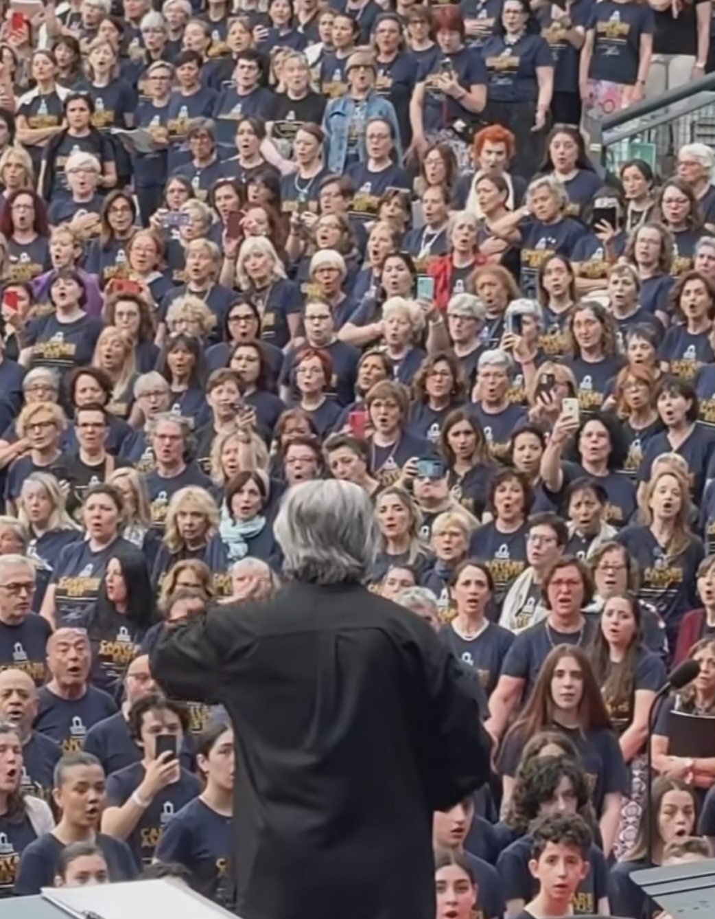 anche pugliesi nel coro dei 3500 per l8217inno nazionale diretti da riccardo muti lo mandiamo al presidente video cantare amantis est a ravenna da Noinotizie.it anche pugliesi nel coro dei 3500 per l8217inno nazionale diretti da riccardo muti lo mandiamo al presidente video cantare amantis est a ravenna