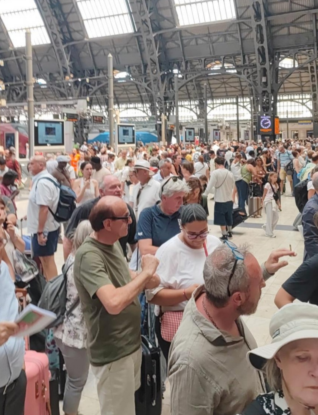 milano lecce il treno parte con due ore di ritardo stazione affollata da Noinotizie.it milano lecce il treno parte con due ore di ritardo stazione affollata
