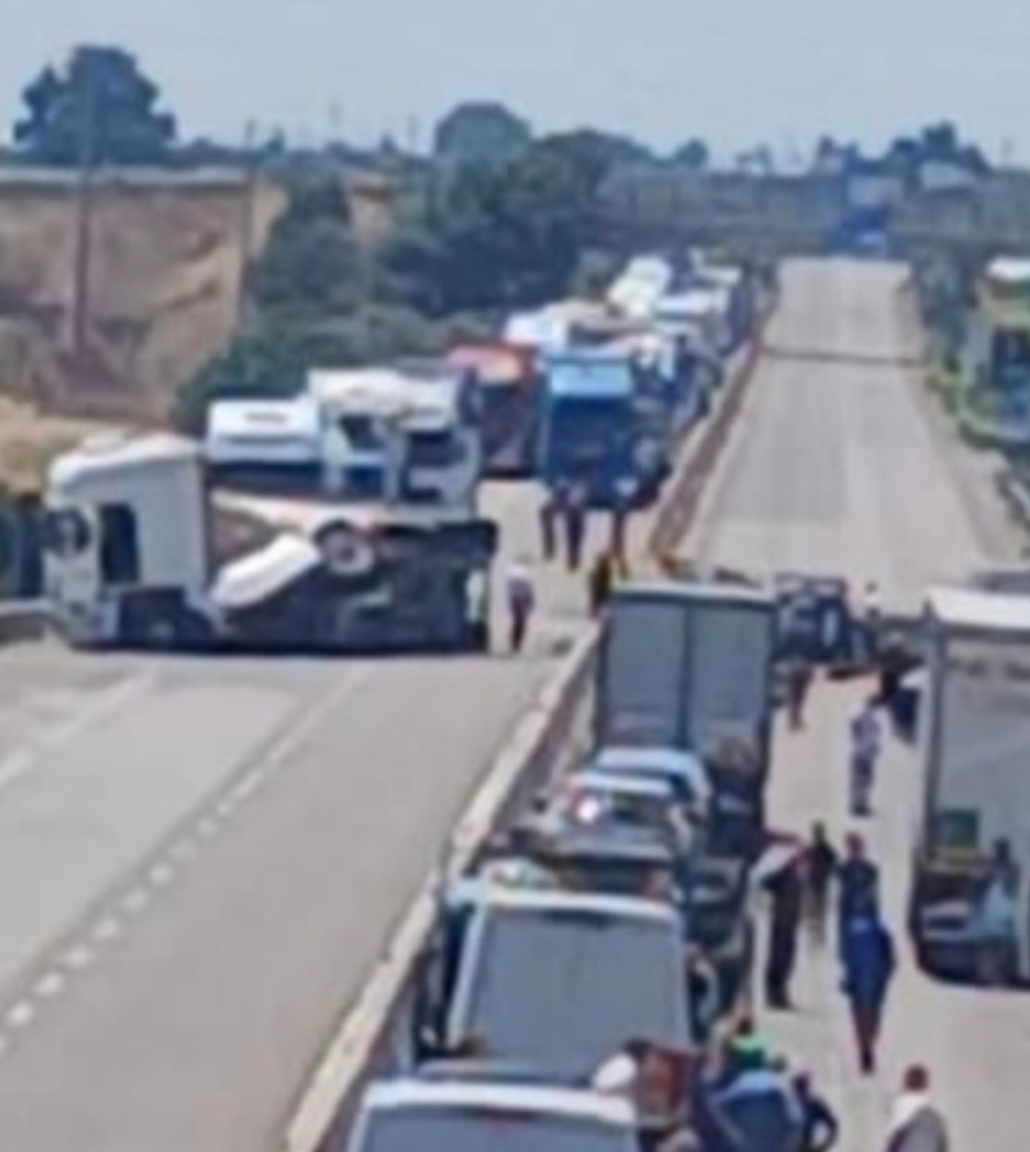 palagiano scoppio di una gomma tir ribaltato sulla statale ferito l8217autista nel primo pomeriggio da Noinotizie.it palagiano scoppio di una gomma tir ribaltato sulla statale ferito l8217autista nel primo pomeriggio