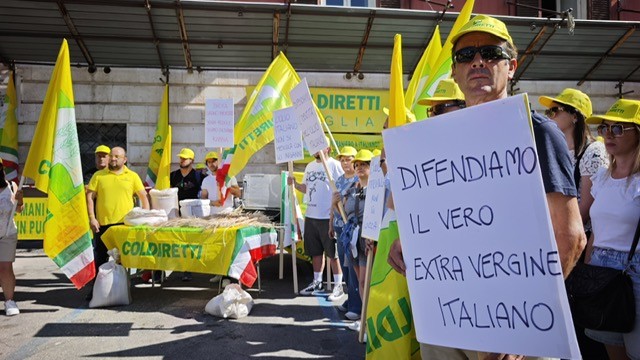 contro i trafficanti di olio e grano sit in di agricoltori davanti alla prefettura di bari coldiretti puglia da Noinotizie.it contro i trafficanti di olio e grano sit in di agricoltori davanti alla prefettura di bari coldiretti puglia