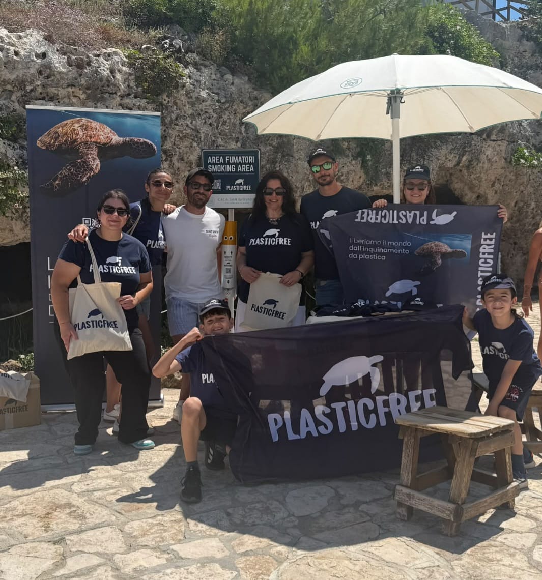 Polignano a Mare: due contenitori per la raccolta dei mozziconi di sigarette in un lido Smoking area