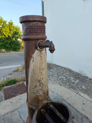 Martina Franca: acqua incessante dalla fontanella, “da mesi o forse anni” Segnalazione di un cittadino