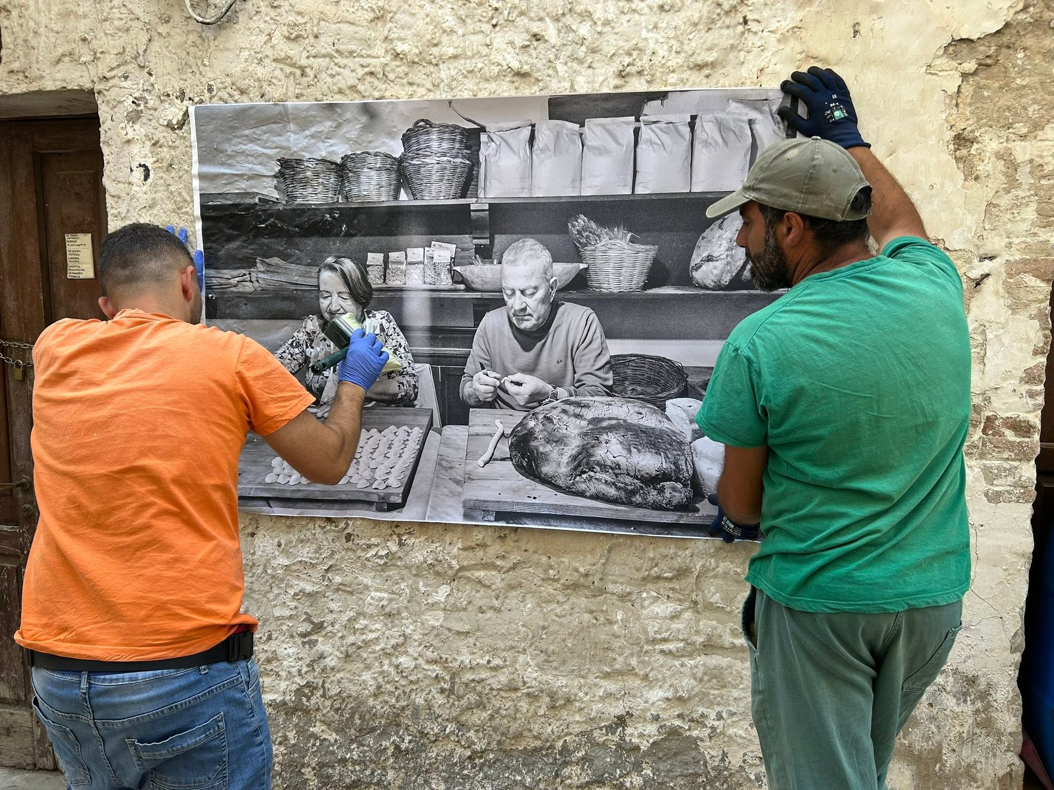 Orsara di Puglia tappezzata da gigantografie Immagini realizzate da viaggiatori