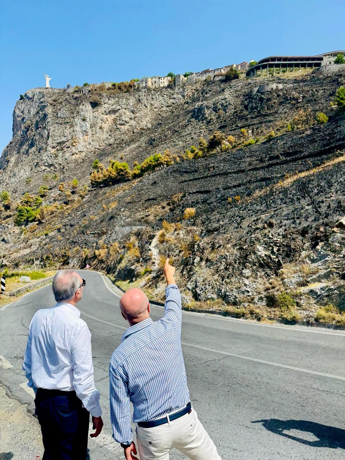 Maratea: dopo l’incendio che ha distrutto vegetazione e messo a rischio il Cristo Redentore Sopralluogo del presidente della Regione Basilicata