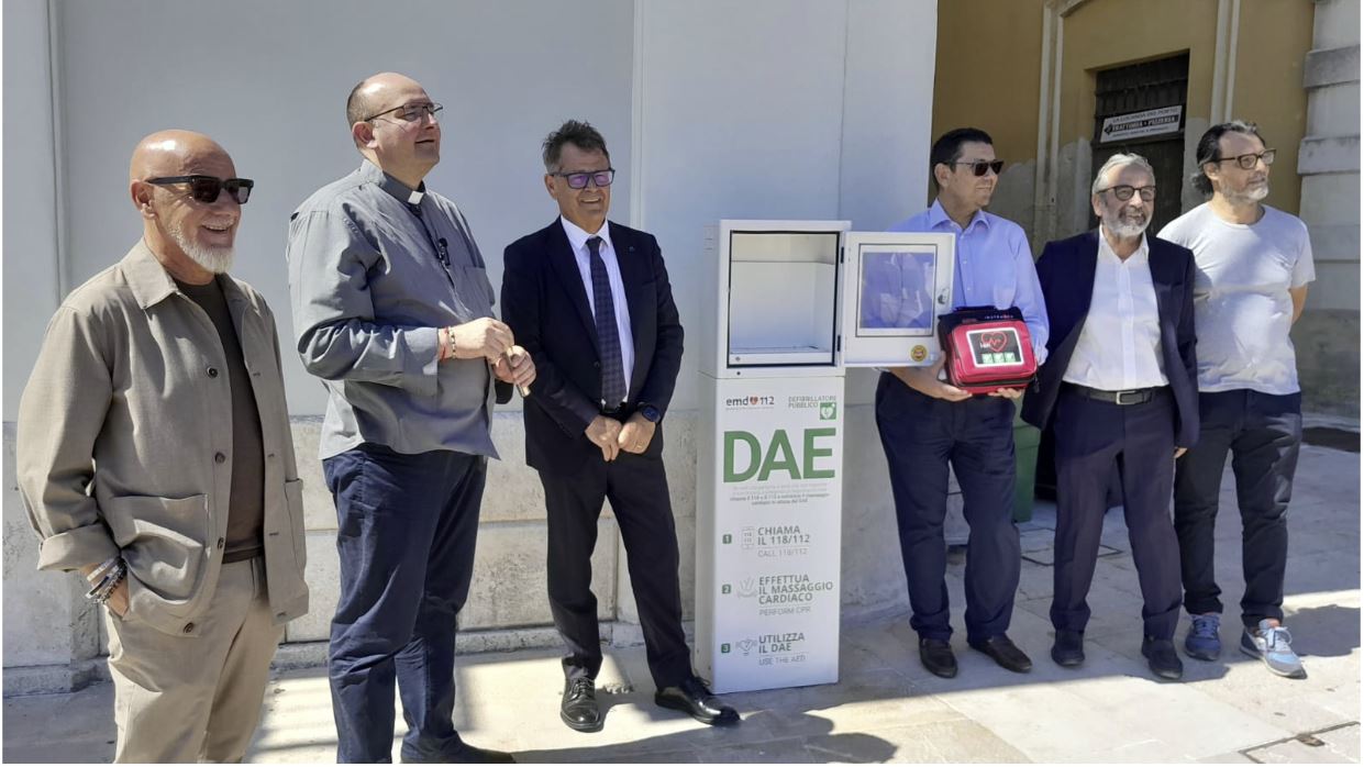 brindisi donazione di un defibrillatore installato in piazza san teodoro d amasea da Noinotizie.it brindisi donazione di un defibrillatore installato in piazza san teodoro d amasea