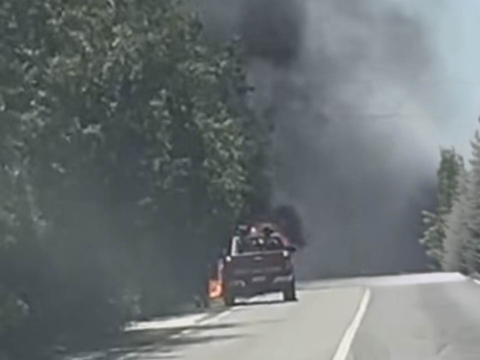 Auto a fuoco sulla statale 172, conducente in salvo Stamattina