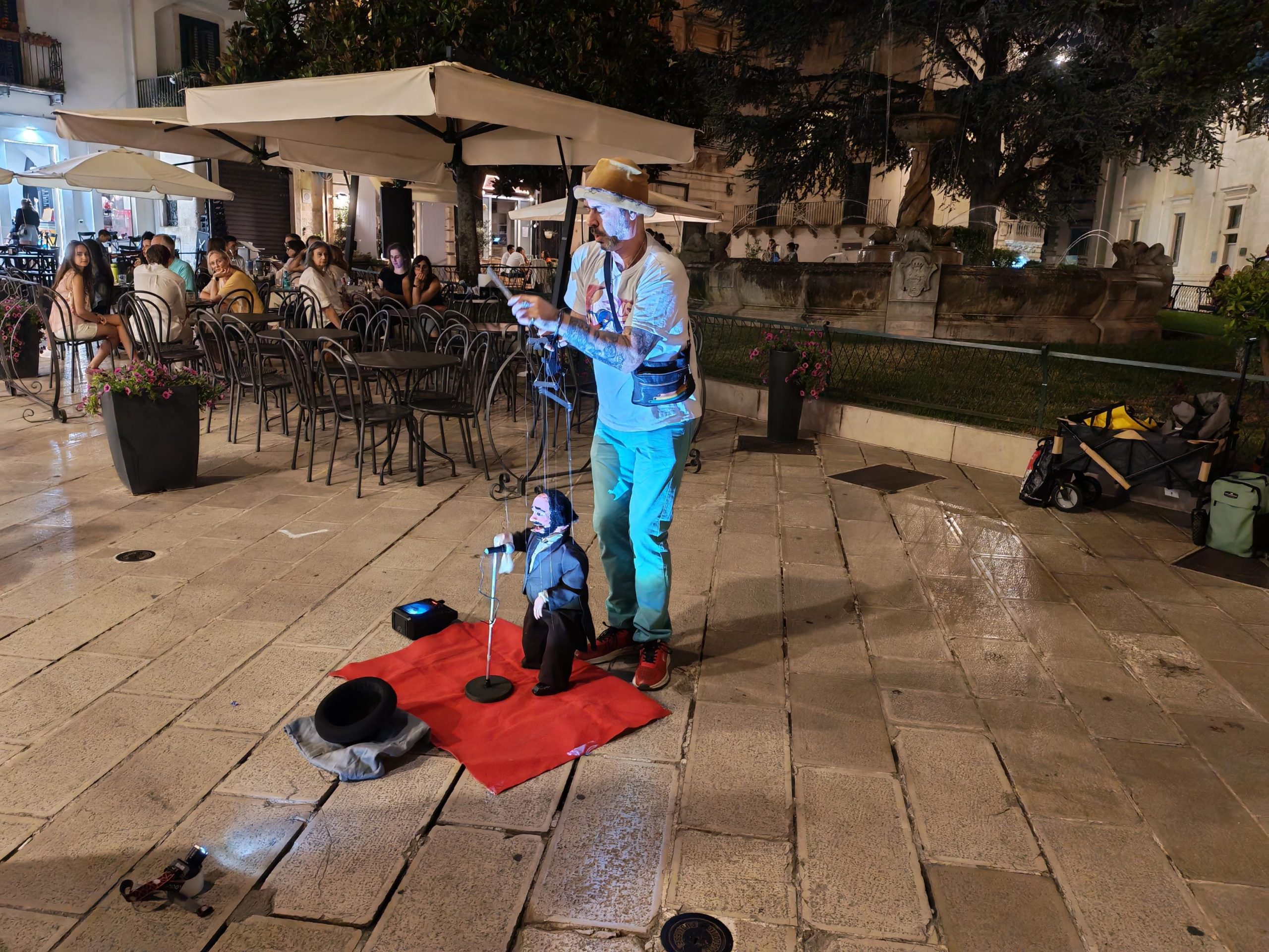 Martina Franca: le marionette in musica di Martin, artista di strada che tifa l’Argentina Attrazione nella serata estiva