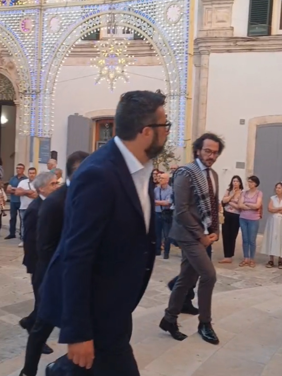 martina franca nella cerimonia per la festa patronale un simbolo di vicinanza alla palestina la kefiah indosso ad un consigliere comunale da Noinotizie.it martina franca nella cerimonia per la festa patronale un simbolo di vicinanza alla palestina la kefiah indosso ad un consigliere comunale
