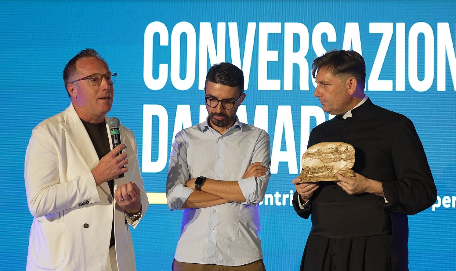 “Conversazioni dal Mare”: in chiusura della decima edizione premiato don Antonio Coluccia Ha dedicato il riconoscimento "a tutte le vittime innocenti di mafia e agli imprenditori pugliesi che ogni giorno scelgono di non abbassare la testa davanti alla criminalità"
