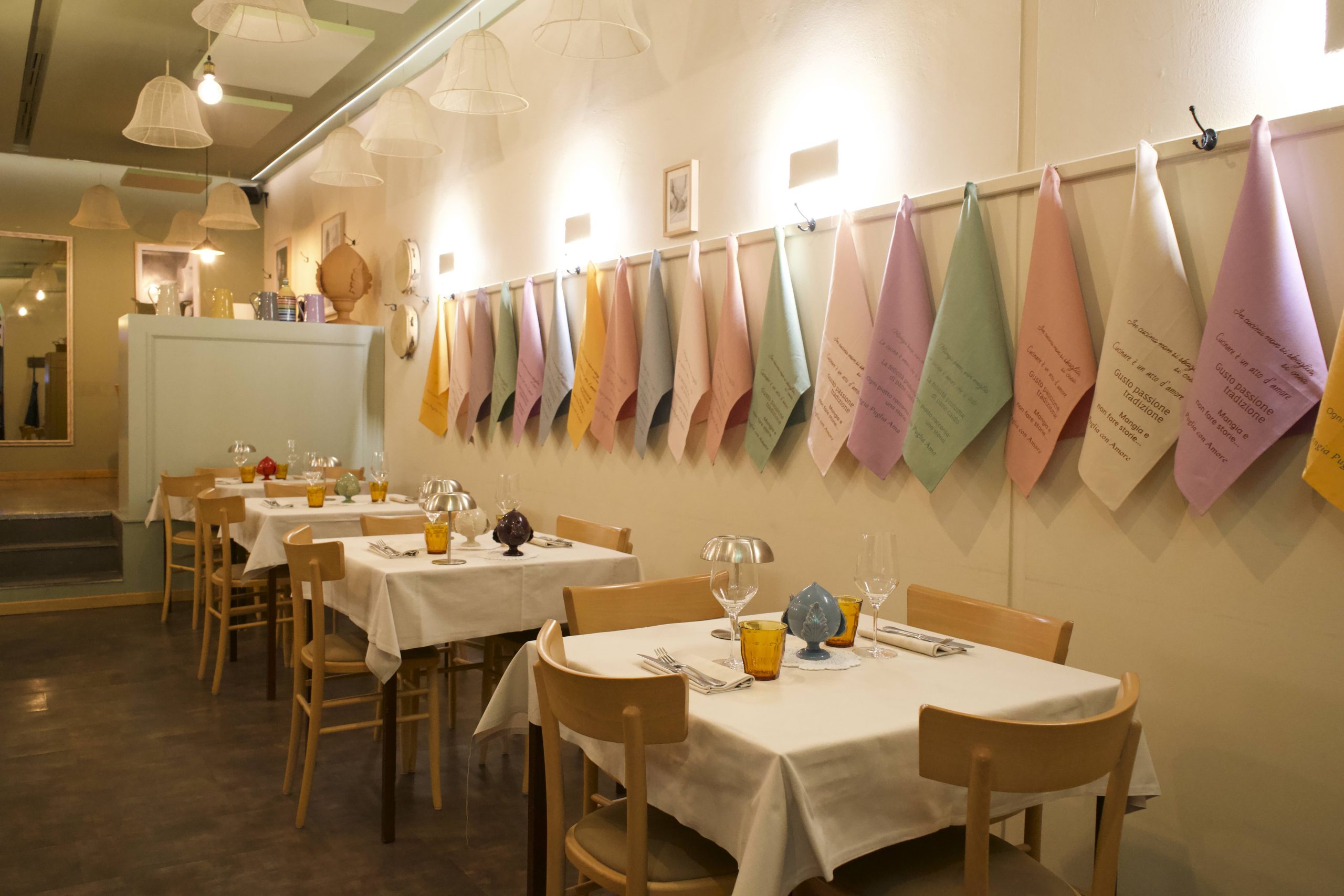 Ricci Osteria porta il cuore di Ceglie Messapica a Milano Strofinacci realizzati a mano dagli appartaenenti all'associazione inclusiva "I portatori di gioia"
