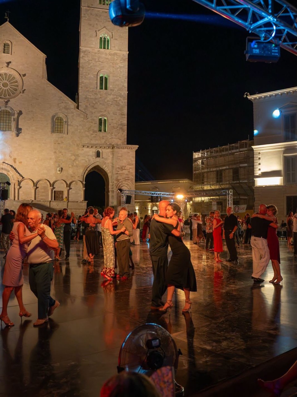 Trani capitale del tango, si balla in tutta la città: via Zanardelli, molo Sant’Antuono e Cattedrale Non solo: oggi laboratorio di orecchiette