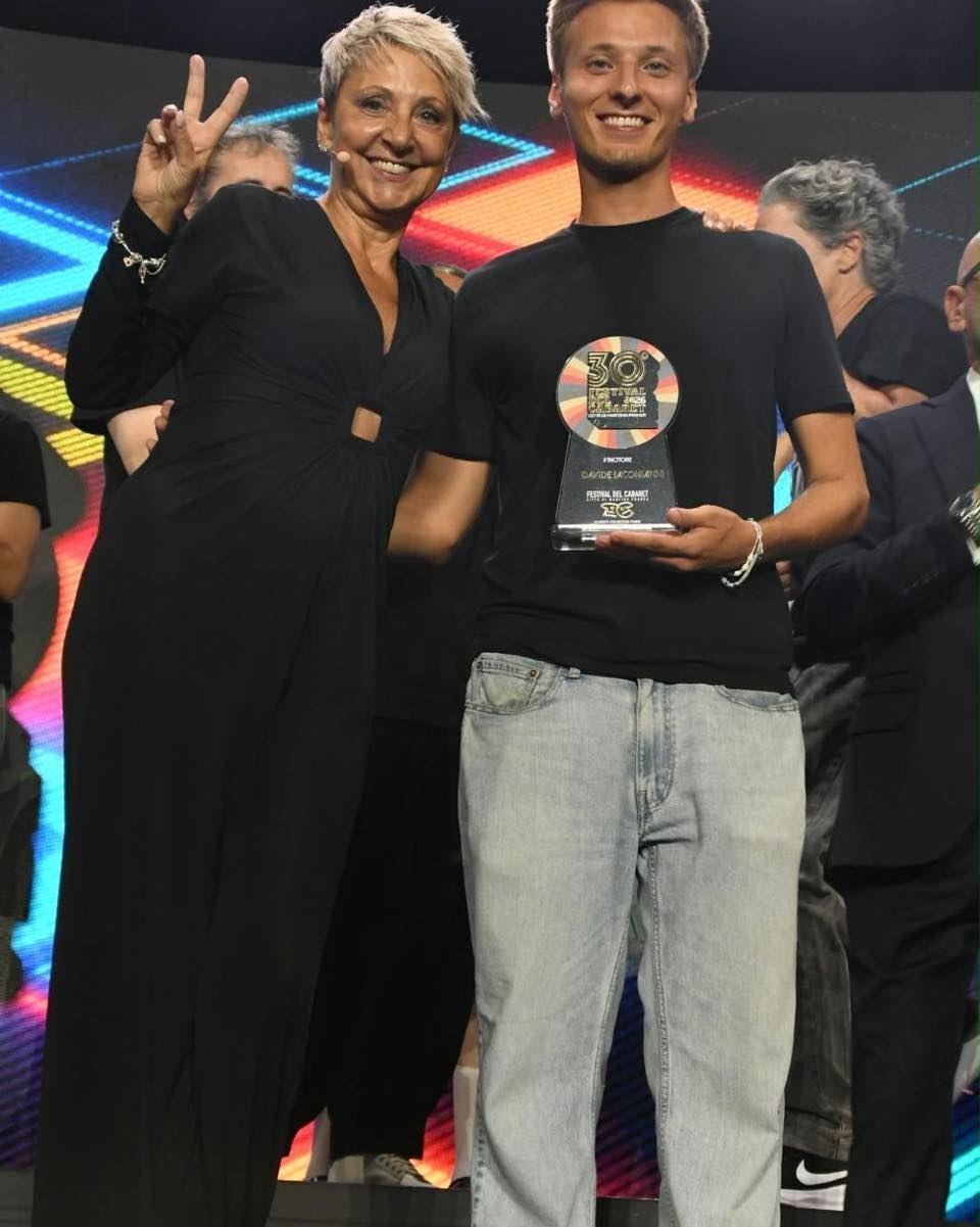 davide iaconianni ha vinto la trentesima edizione del festival del cabaret di martina franca ieri la finale e il premio alla carriera a lino banfi da Noinotizie.it davide iaconianni ha vinto la trentesima edizione del festival del cabaret di martina franca ieri la finale e il premio alla carriera a lino banfi