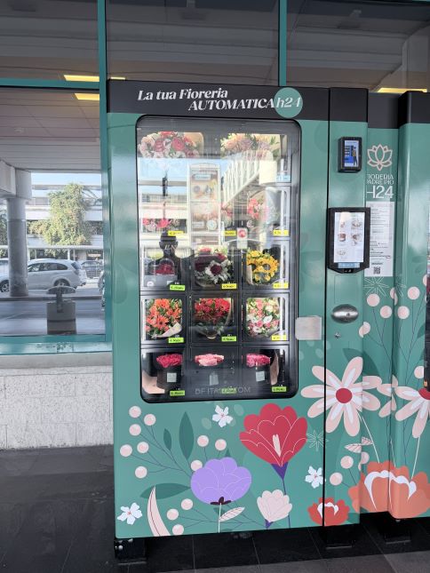 Bari: nell’aeroporto il distributore automatico di fiori freschi Attivo da alcuni giorni