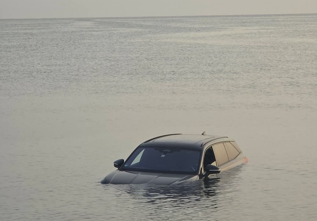 Torre Canne: problemi al freno a mano, auto in mare. In salvo il conducente Avventuroso inizio di giornata