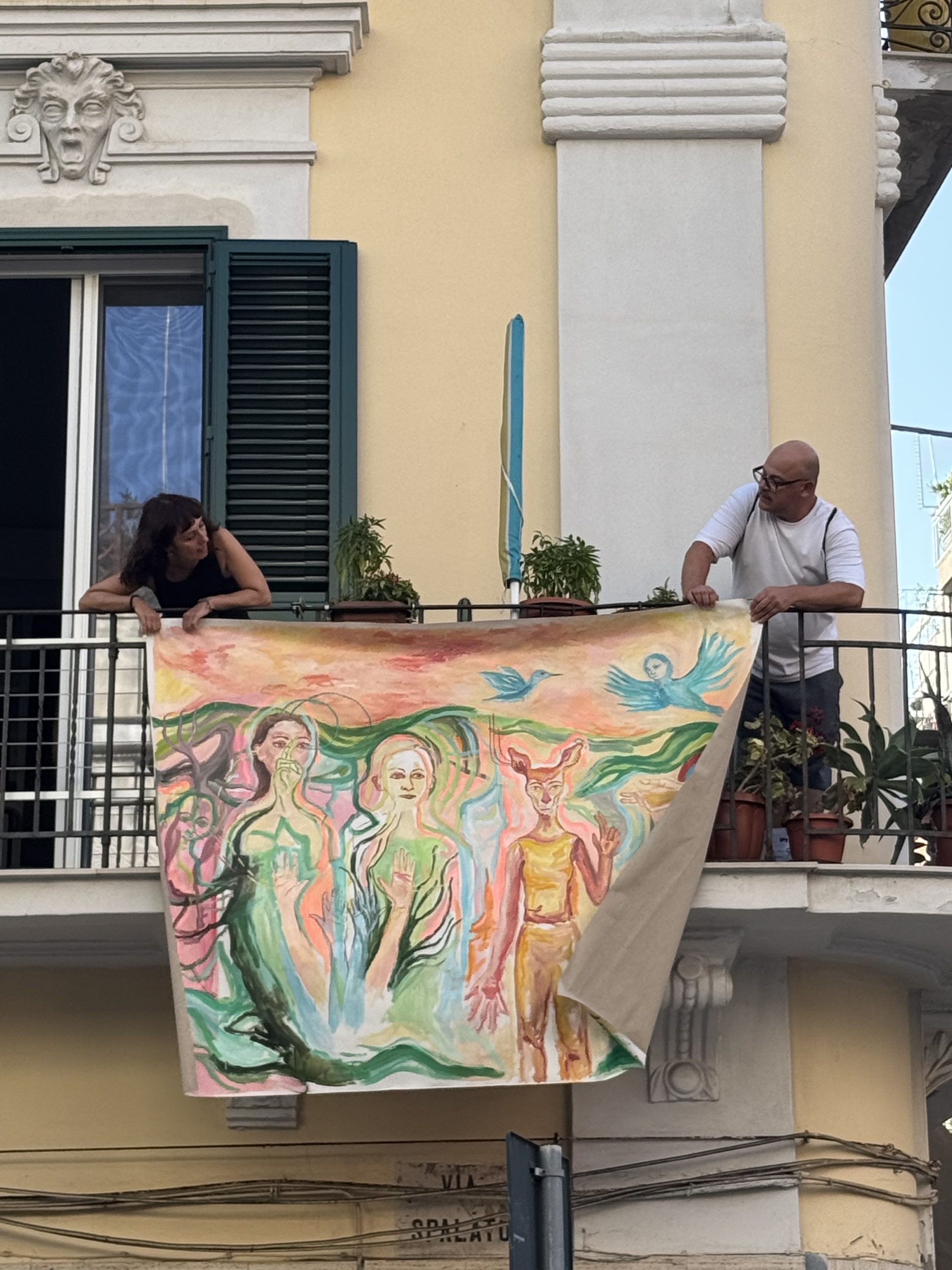Bari: “Il mattino ha Lory in bocca”, oggi due appuntamenti Arte sui balconi e in strada nel quartiere Madonnella